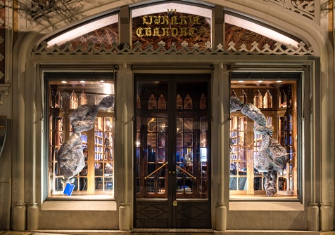 Sem pedras não há arco: montras dos 120 anos da Livraria Lello